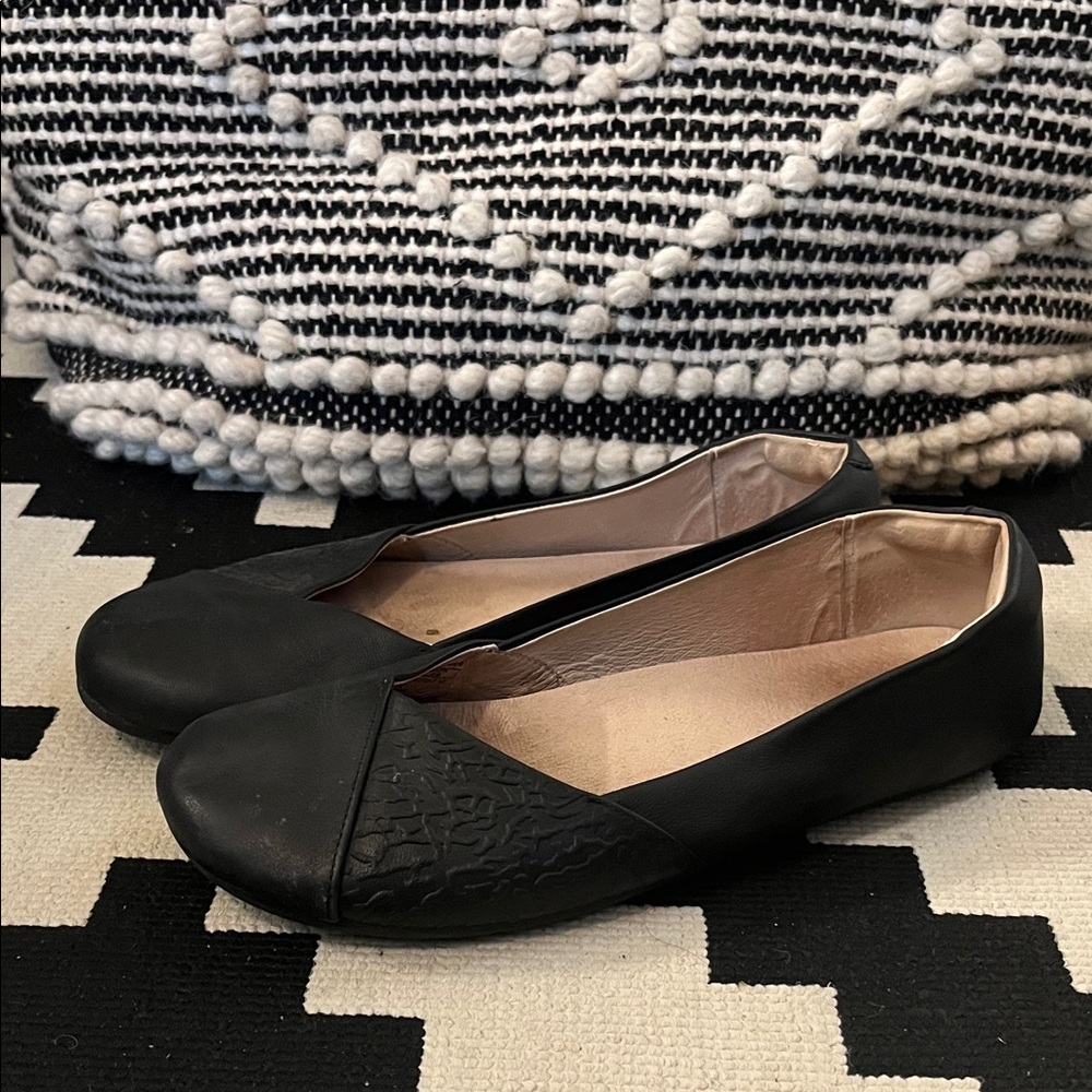Xeroshoes Women's Black Textured Ballet Flats